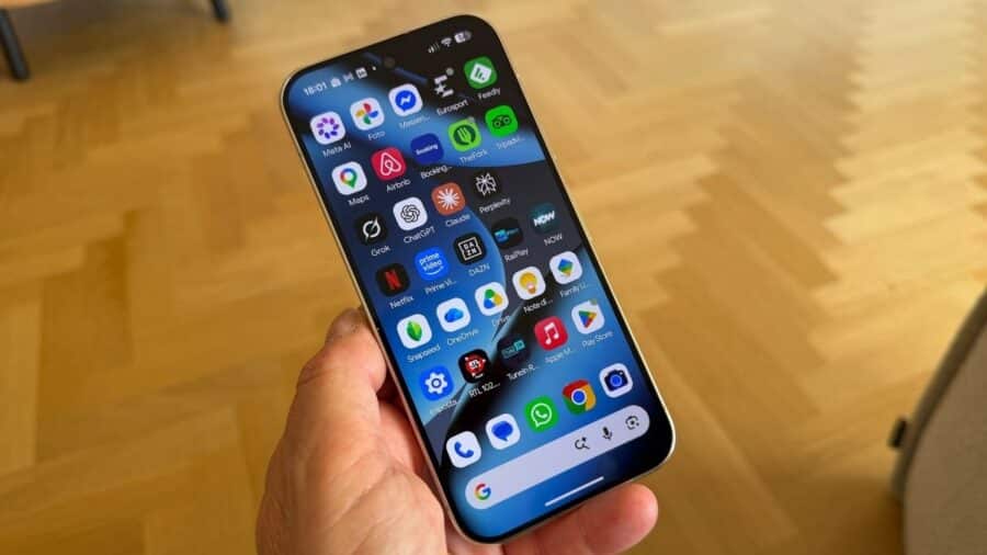 Google Pixel 11 Pro colore oro in mano con schermata home e numerose app installate.