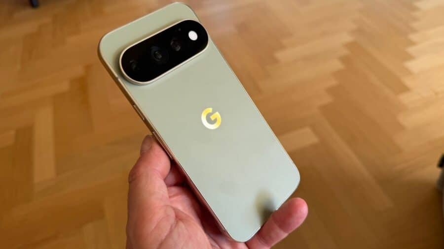 Retro di Google Pixel 11 Pro verde oliva con logo G illuminato e camera bar in evidenza.