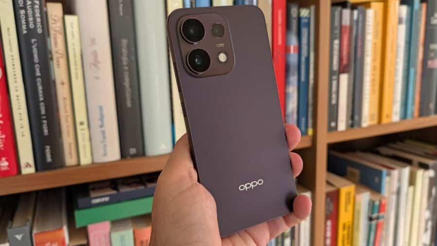 Retro di OPPO Reno16 FS in mano con libreria sullo sfondo