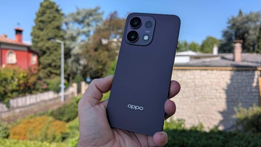 OPPO Reno16 FS colorazione Purple Black visto di spalle all'aperto