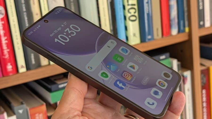 Home screen di OPPO Reno16 FS con orologio e icone app