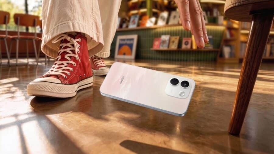 Redmi Note 17 caduto a terra vicino a un paio di sneakers rosse in un bar