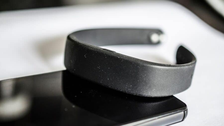 Motorola ha depositato un brevetto per uno smartwatch con display arrotolabile che può trasformarsi in uno smartphone