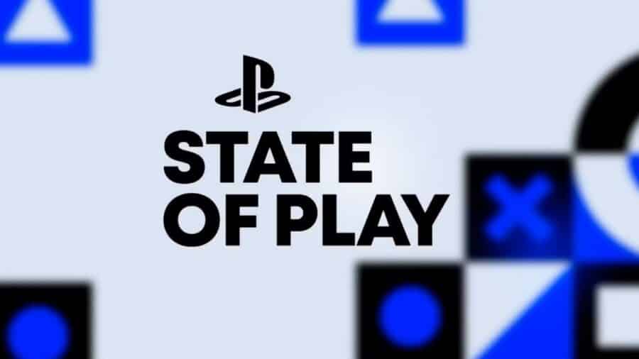 Logo ufficiale dell'evento PlayStation State of Play in nero su sfondo bianco, circondato dai classici simboli geometrici blu e neri dei tasti del controller.