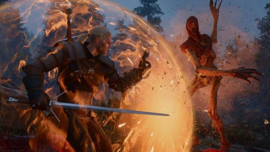 Geralt di Rivia con la spada d'argento attiva lo scudo magico Quen per parare l'assalto di una creatura lignea incappucciata all'interno di una foresta.