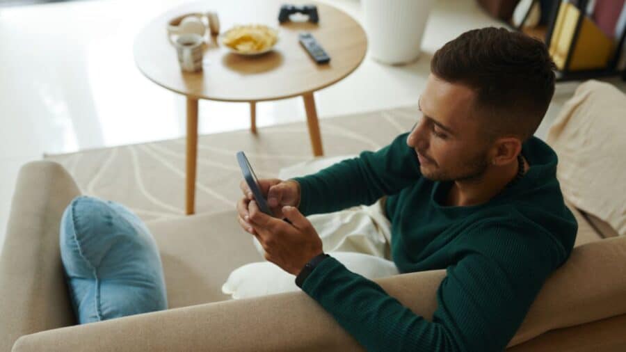 TikTok, Reels e video brevi: cosa succede davvero nel cervello mentre scorriamo