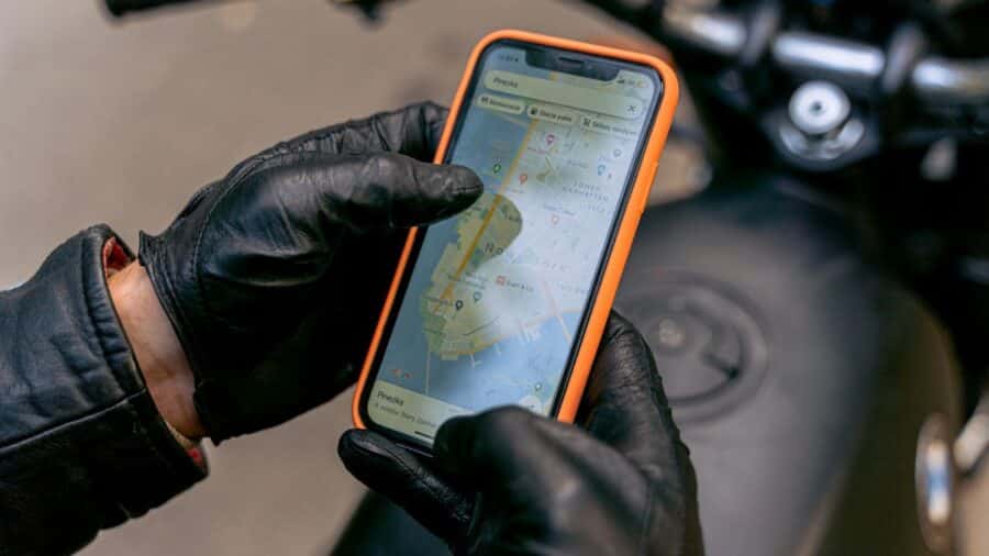 Usi il telefono come navigatore in moto Un errore può costarti fino a 1.000 euro