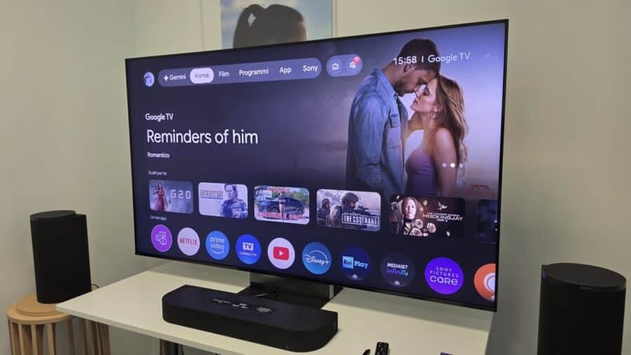 Sony BRAVIA 9 II su scrivania con schermata home di Google TV, soundbar Theatre Trio e diffusori posteriori Rear 9 ai lati