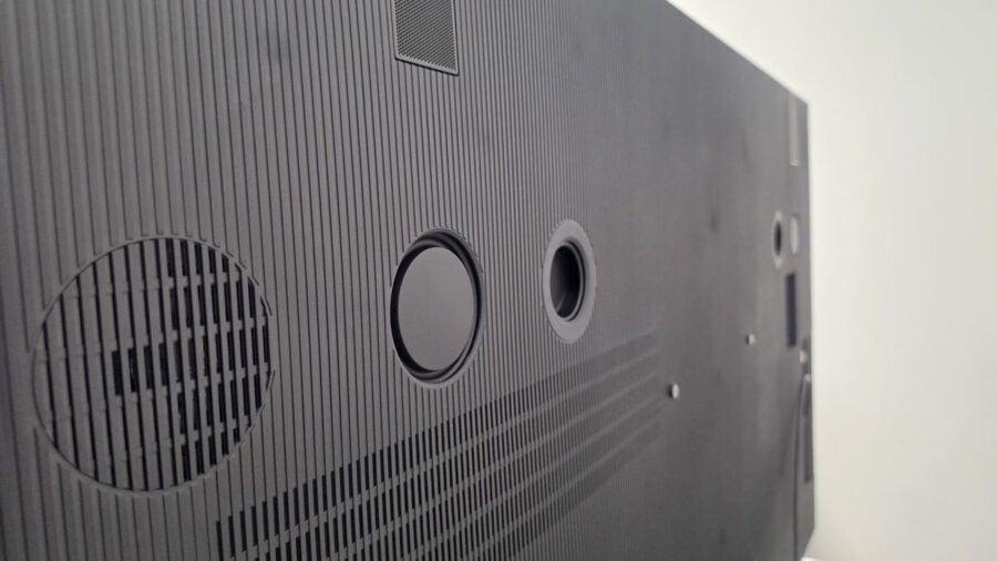 Dettaglio del retro del BRAVIA 9 II con texture ondulata Harmonic Presence e griglie degli altoparlanti