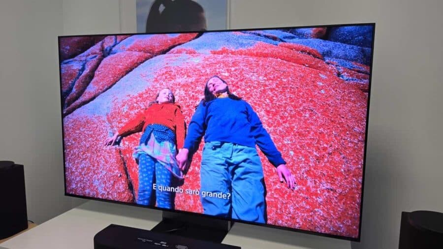 Scena di un film con due persone sdraiate su rocce rosse mostrata sullo schermo del BRAVIA 9 II