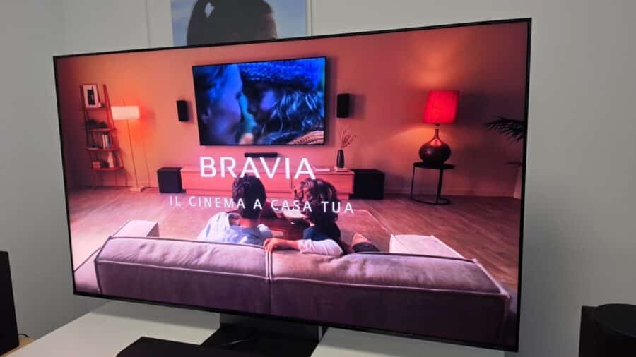 Schermata pubblicitaria Bravia con la scritta "Il cinema a casa tua" e diffusori posteriori Rear 9 ai lati del TV