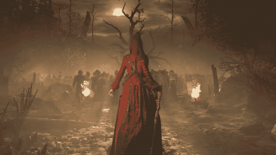 Visuale in terza persona di Noa di spalle in abito rosso e cappuccio mentre impugna un bastone e avanza nella nebbia verso una folla con fiaccole accese sotto la luna piena.