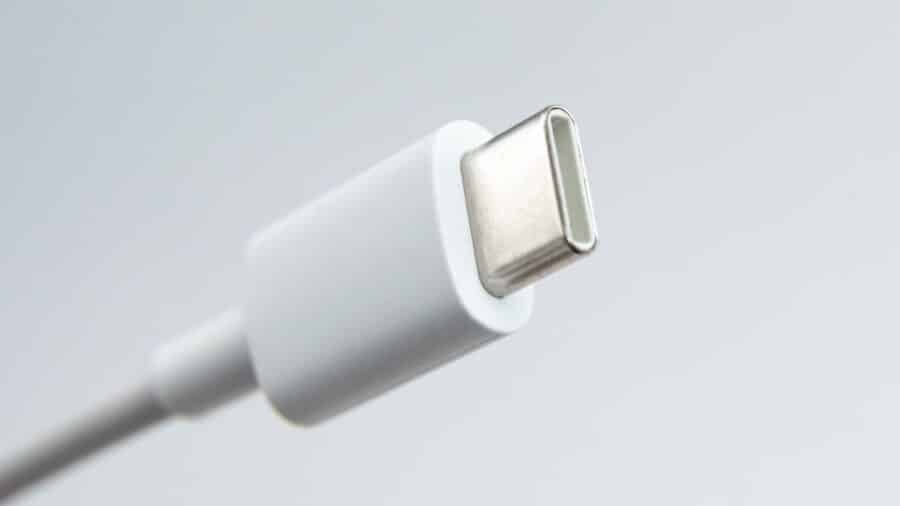 Cavo USB-C, 25 W, 60 W o 100 W: quale serve davvero al tuo smartphone