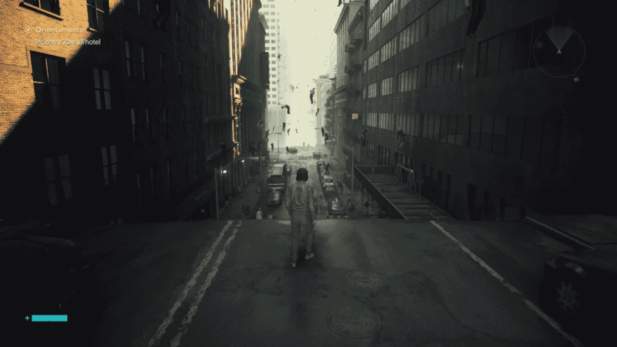 Schermata di gioco in terza persona lungo una strada in discesa a Manhattan, con veicoli abbandonati e decine di corpi umani sospesi immobili a mezz'aria.