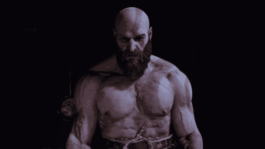 Kratos a torso nudo immerso nell'oscurità con sguardo torvo, barba folta e corporatura muscolosa illuminata da una debole luce radente.