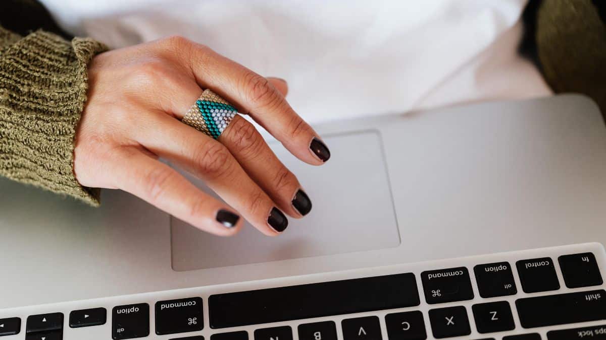 Il tuo portatile ha il trackpad sollevato Ecco cosa fare
