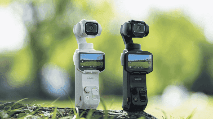 Le due colorazioni di Insta360 Luna Pro, Stellar White e Cosmic Black, posizionate fianco a fianco all'aperto su una corteccia con schermi OLED orizzontali attivi su risoluzione 8K a 30 fps.