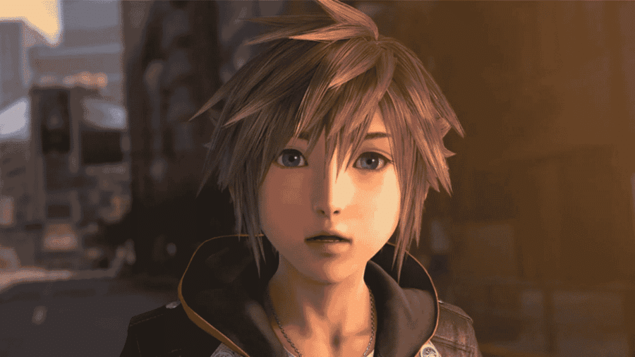 Primo piano del volto di Sora con occhi castani e capelli dettagliati illuminato da una luce dorata, con sfondo urbano sfocato in Kingdom Hearts 4.