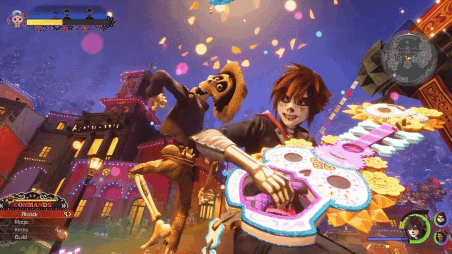 Schermata di combattimento di Kingdom Hearts 4 nel mondo di Coco, con Sora e lo scheletro Héctor mentre scatenano un attacco musicale con un Keyblade a forma di chitarra floreale messicana.