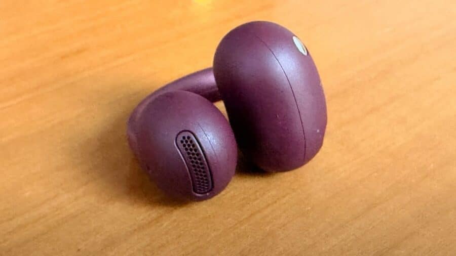 Soundcore AeroClip 2 in colorazione Burgundy Red, dettaglio del clip GoldenFit C-Bridge
