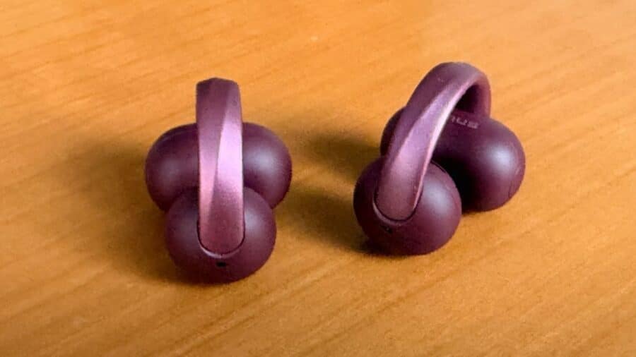 Vista posteriore degli auricolari Soundcore AeroClip 2 con il chip Anker Thus in evidenza