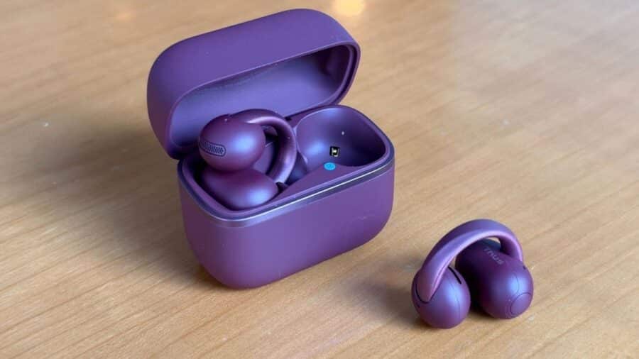 Dettaglio dell'auricolare destro di Soundcore AeroClip 2 contrassegnato con la lettera R