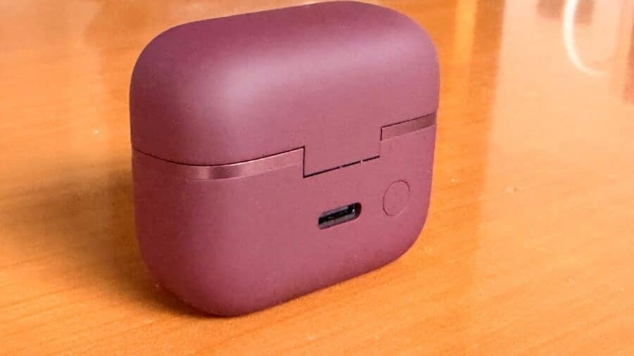 Custodia di ricarica chiusa di Soundcore AeroClip 2 con porta USB-C e tasto di abbinamento