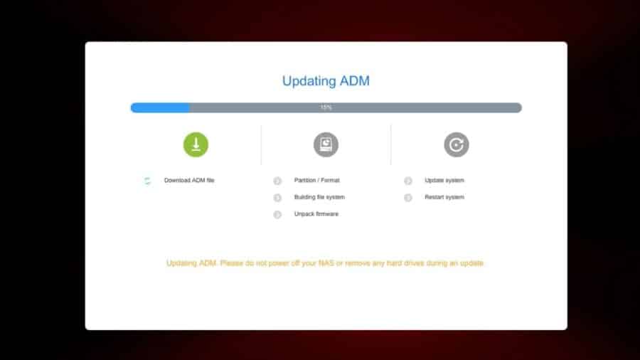 Aggiornamento del sistema operativo ADM in corso sul NAS Asustor FS6806X, avanzamento al 15%