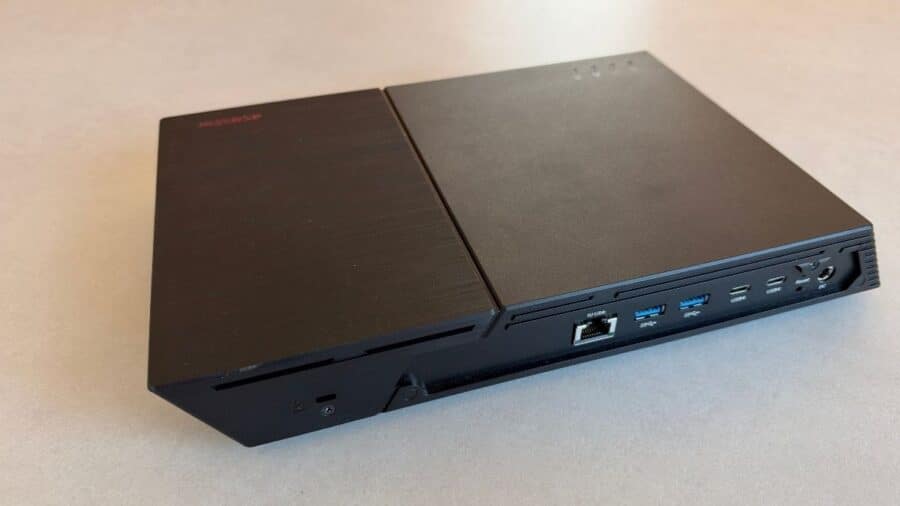 Vista laterale del NAS Asustor FS6806X con porta di rete e connettori USB visibili