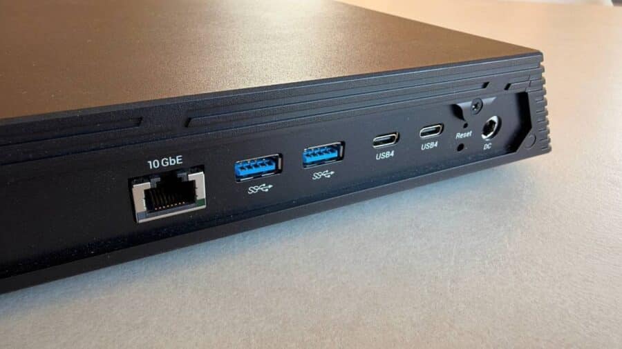 Dettaglio delle porte posteriori del NAS Asustor FS6806X: 10GbE, USB 3.2 e doppia USB4