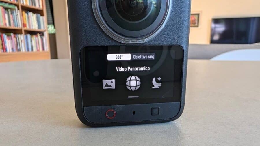 Macro dello schermo di Osmo 360 II con il menu di selezione tra modalità 360 gradi e obiettivo singolo, con Video Panoramico selezionato.