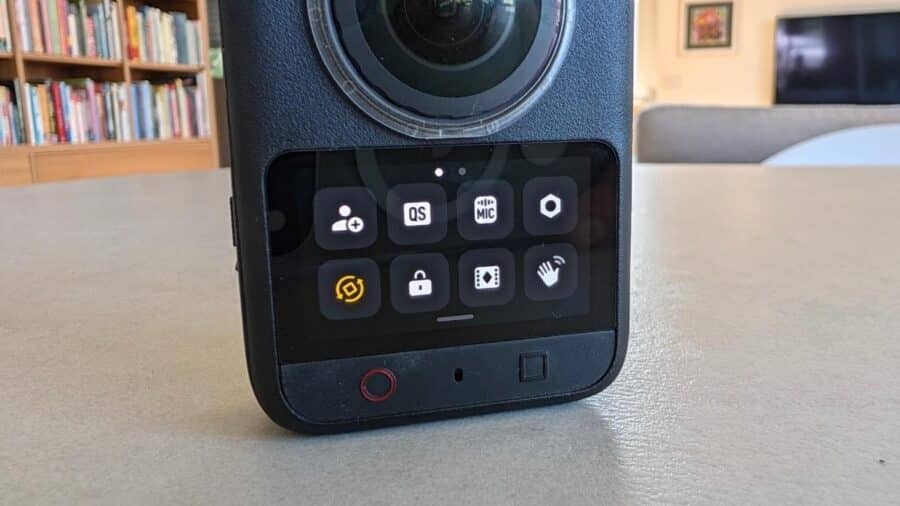 Macro dello schermo touch di Osmo 360 II con il menu delle impostazioni rapide: Spotlight Follow, QS, microfono, impostazioni generali, timer, blocco, galleria e controllo gestuale.