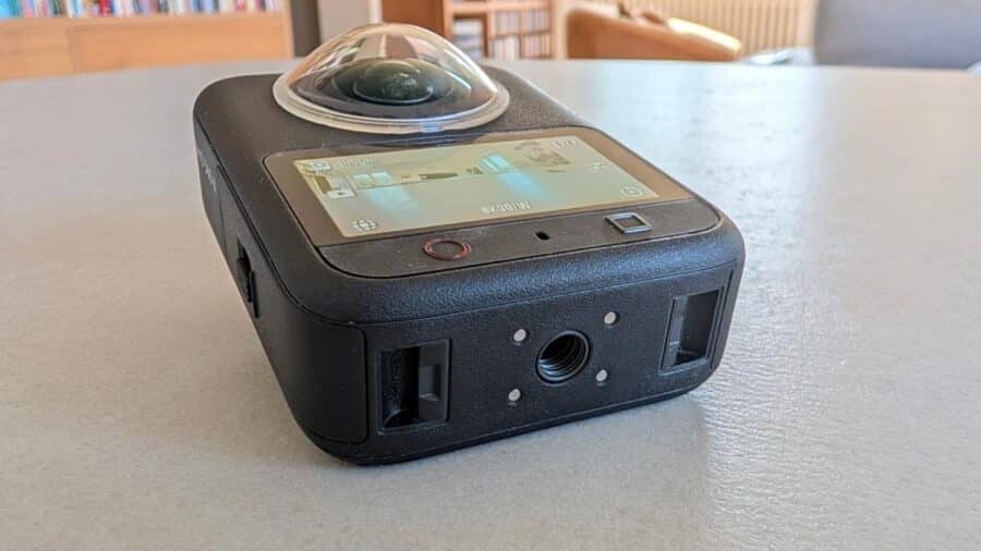Vista dall'alto di Osmo 360 II che mostra lo schermo con anteprima 8K30, l'obiettivo superiore e l'attacco a vite per treppiedi sul fondo.