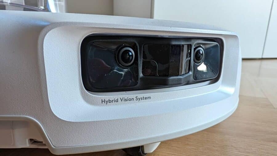 Primo piano frontale del sistema Hybrid Vision System del robot, con le due fotocamere e la scritta identificativa.