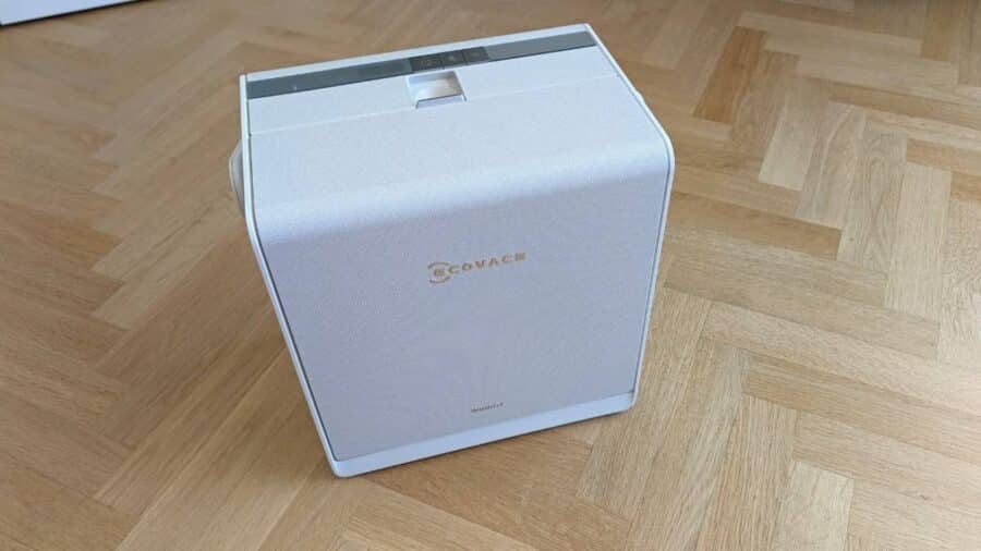 Ecovacs WINBOT W2S Pro Omni, la stazione multifunzione OMNI vista frontale su pavimento in parquet