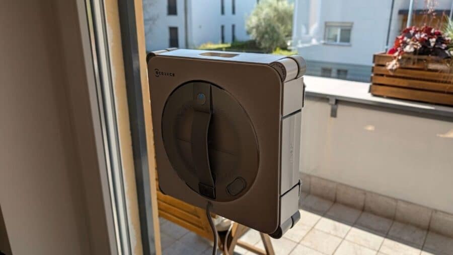 Ecovacs WINBOT W2S Pro Omni in primo piano sul vetro, dettaglio della struttura TruEdge