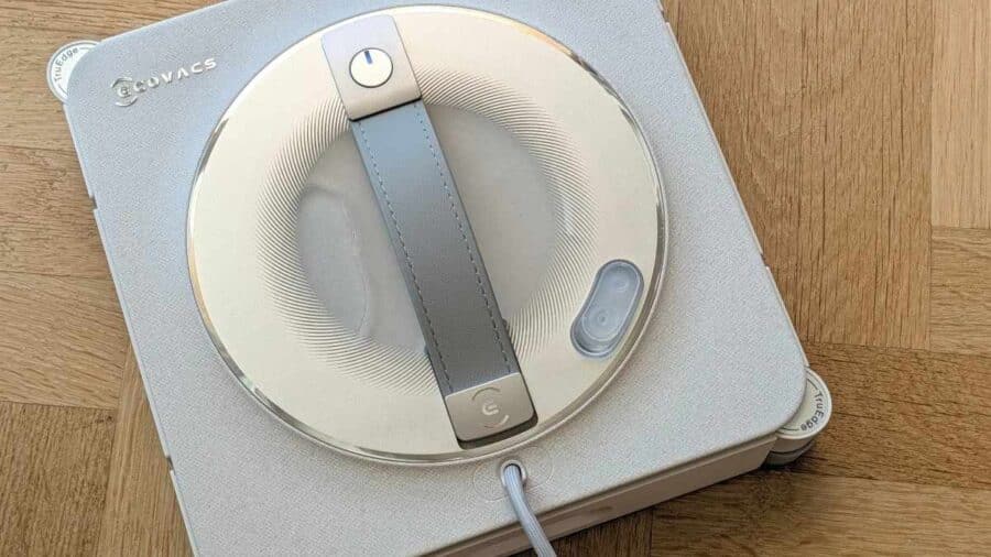 Ecovacs WINBOT W2S Pro Omni visto dall'alto, con maniglia e pulsanti di controllo spenti