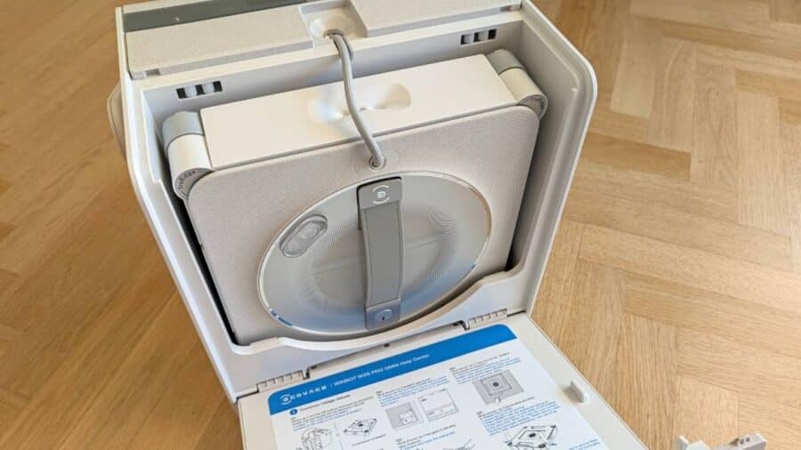 Ecovacs WINBOT W2S Pro Omni riposto nella stazione OMNI, vista dall'alto del vano di aggancio