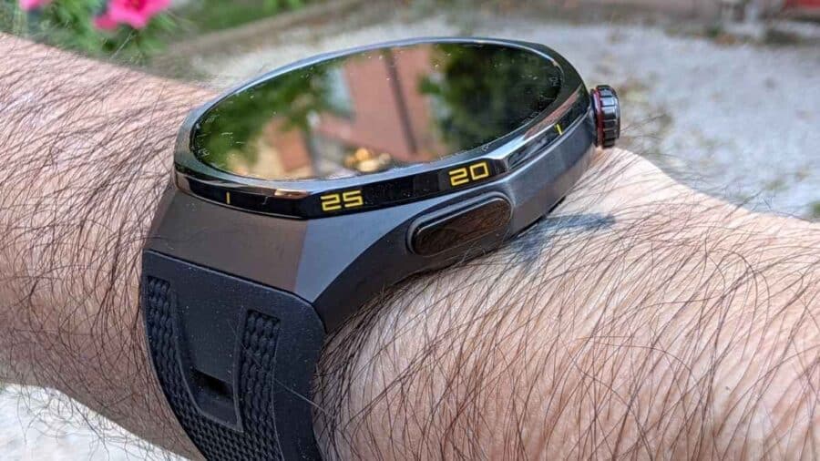 Huawei Watch GT7 Pro al polso, vista laterale con lunetta in ceramica nanotech e corona girevole