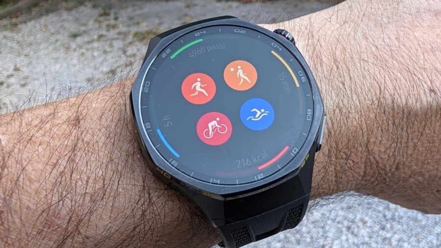 Huawei Watch GT7 Pro con quadrante dedicato alle attività sportive rapide su sfondo nero