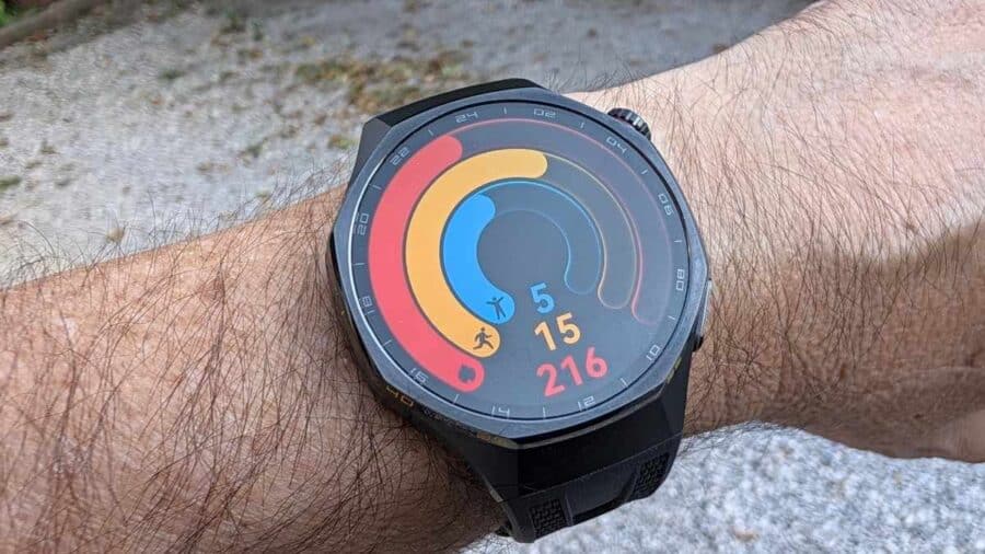 Huawei Watch GT7 Pro con quadrante ad anelli che mostra calorie, minuti di esercizio e ore in piedi