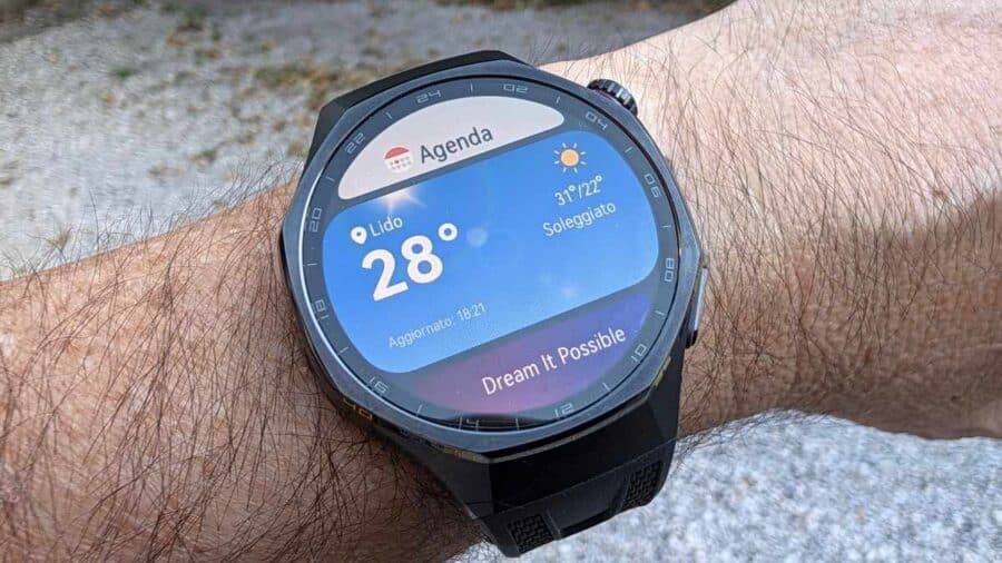 Huawei Watch GT7 Pro con widget meteo, temperatura e agenda sul quadrante principale