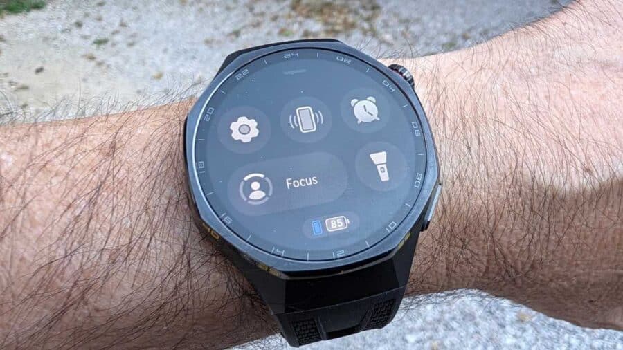 Huawei Watch GT7 Pro con il menu rapido per impostazioni, modalità Focus e torcia