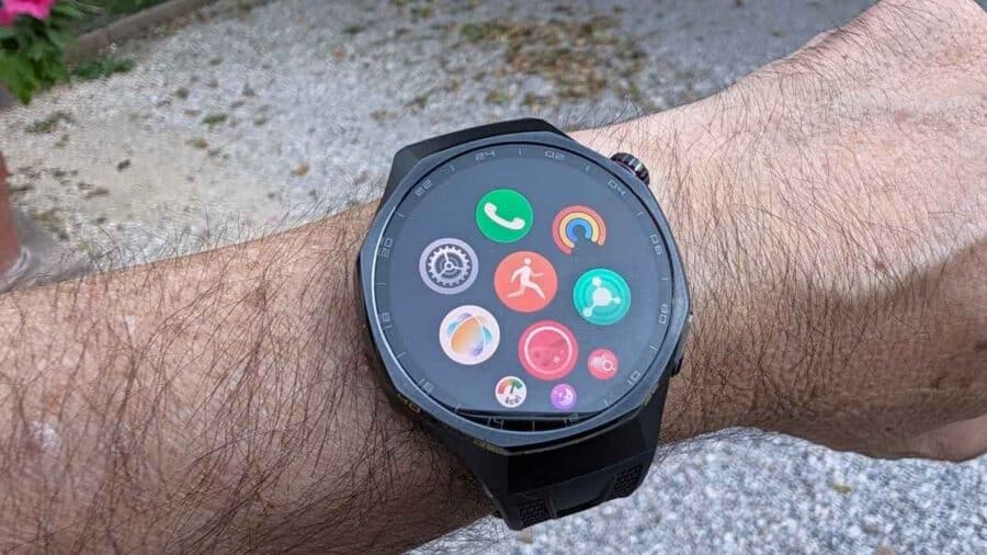 Huawei Watch GT7 Pro con la griglia delle app di HarmonyOS sul display AMOLED