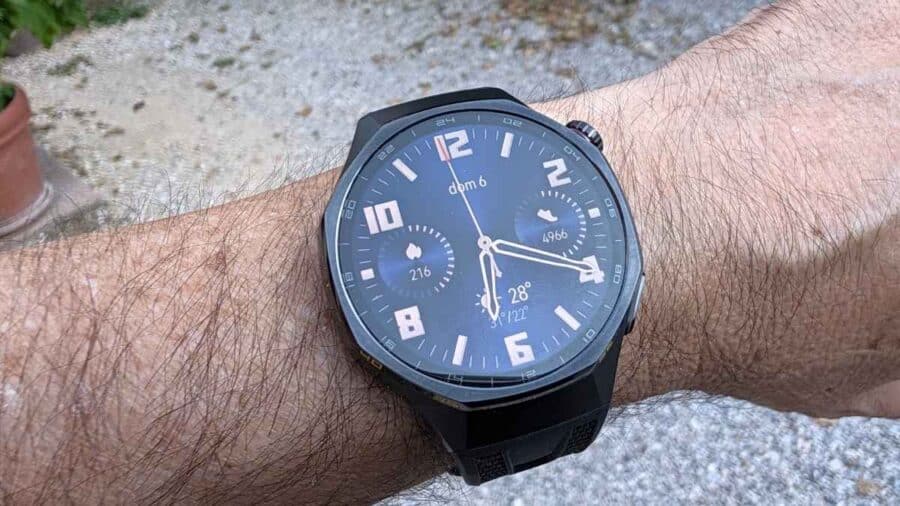 Huawei Watch GT7 Pro con quadrante analogico e sottoquadranti per passi, calorie e meteo
