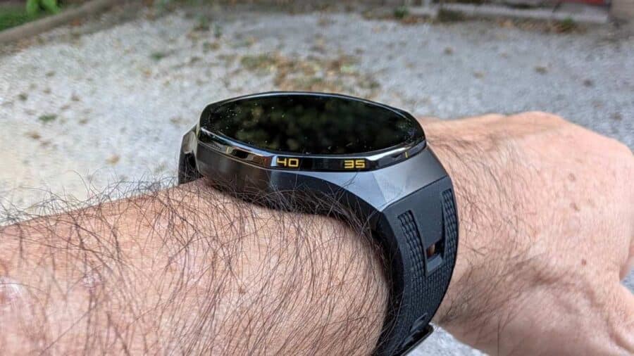 Huawei Watch GT7 Pro, dettaglio ravvicinato della lunetta in ceramica con numerazione dei minuti