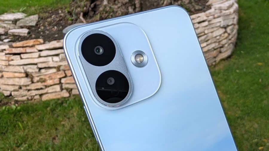 Dettaglio del modulo fotocamere del Xiaomi REDMI Note 17 Pro all'aperto