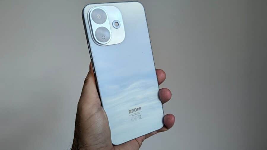 Xiaomi REDMI Note 17 Pro, vista della scocca posteriore Sky Blue tenuta in mano
