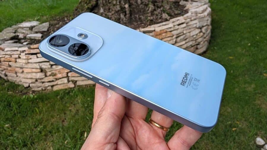 Xiaomi REDMI Note 17 Pro in colorazione Sky Blue fotografato all'aperto