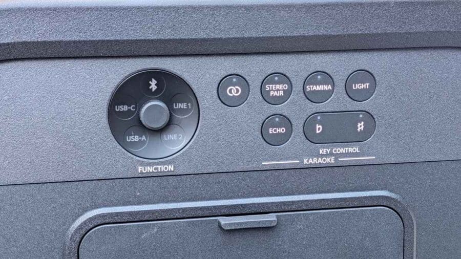 Primo piano dei comandi Function e Karaoke del Sony ULT Tower 5 con sportellino connessioni socchiuso